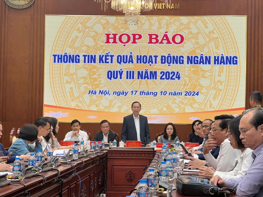 Ph&oacute; Thống đốc NHNN Đ&agrave;o Minh T&uacute; ph&aacute;t biểu tại buổi họp b&aacute;o.