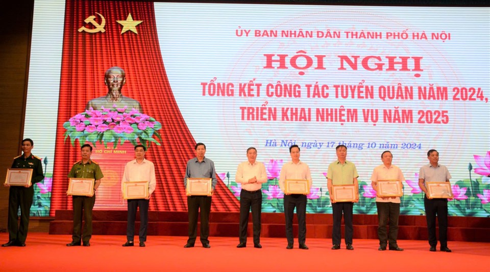 Ph&oacute; Chủ tịch Thường trực UBND TP L&ecirc; Hồng Sơn trao khen thưởng cho c&aacute;c đơn vị.&nbsp;