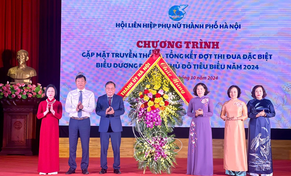 Ph&oacute; B&iacute; thư Th&agrave;nh ủy Nguyễn Văn Phong trao lẵng hoa của Th&agrave;nh ủy H&agrave; Nội ch&uacute;c mừng Hội LHPN H&agrave; Nội nh&acirc;n kỷ niệm 94 năm ng&agrave;y th&agrave;nh lập Hội LHPN Việt Nam