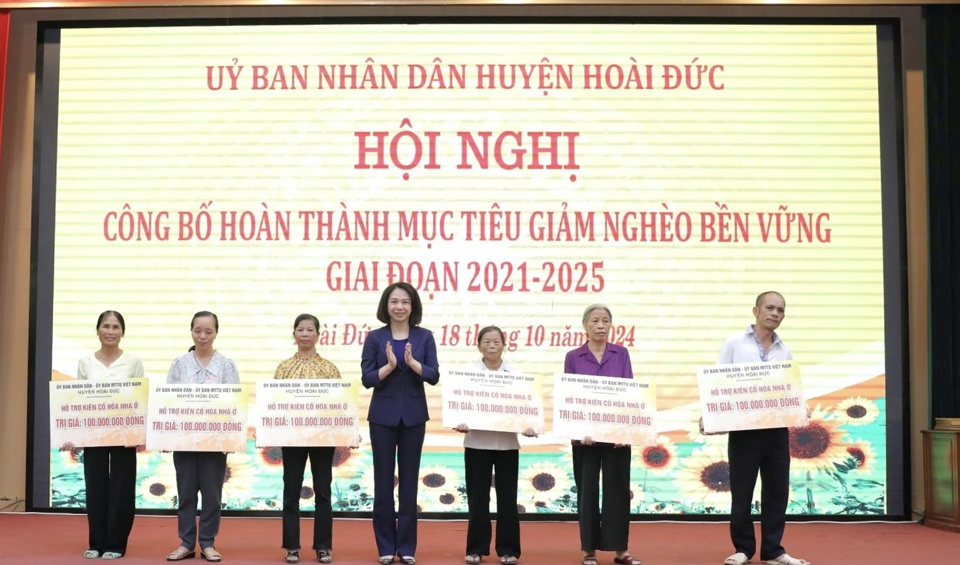 Ph&oacute; Chủ tịch UBND TP Vũ Thu H&agrave; trao hỗ trợ cho c&aacute;c hộ tho&aacute;t cận ngh&egrave;o tr&ecirc;n địa b&agrave;n huyện Ho&agrave;i Đức