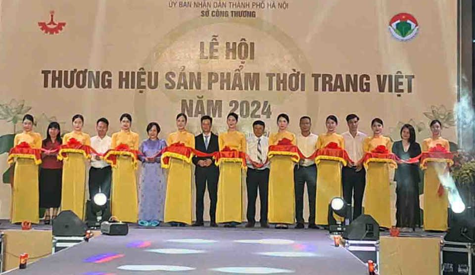 C&aacute;c đại biểu cắt băng khai mạc Lễ hội Thương hiệu Sản phẩm Thời trang Việt năm 2024.Ảnh: Ho&agrave;i Nam