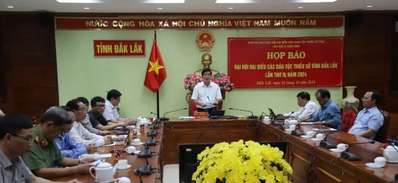 Quang cảnh buổi họp b&aacute;o.