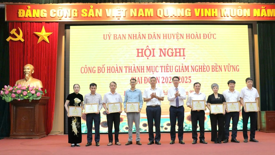 L&atilde;nh đạo huyện Ho&agrave;i Đức trao khen thưởng cho c&aacute;c tập thể, c&aacute; nh&acirc;n