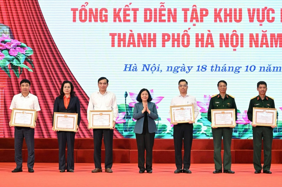 B&iacute; thư Th&agrave;nh ủy H&agrave; Nội B&ugrave;i Thị Minh Ho&agrave;i trao Bằng khen cho c&aacute;c tập thể, c&aacute; nh&acirc;n c&oacute;&nbsp;th&agrave;nh t&iacute;ch xuất sắc g&oacute;p phần v&agrave;o th&agrave;nh c&ocirc;ng của diễn tập KVPT H&agrave; Nội năm 2024