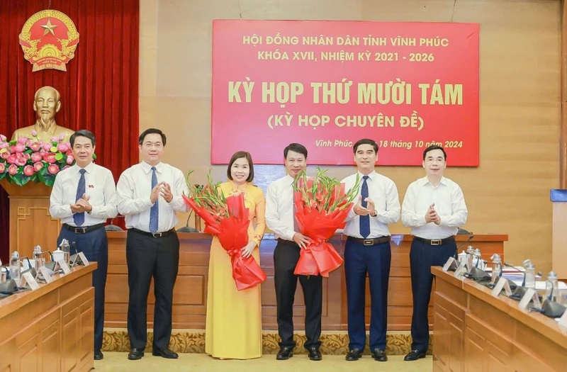 &Ocirc;ng Nguyễn Khắc Hiếu c&ugrave;ng b&agrave; Ph&ugrave;ng Thị Kim Nga được bầu giữ chức Ph&oacute; Chủ tịch UBND tỉnh Vĩnh Ph&uacute;c. Ảnh: Hương Tr&agrave;&nbsp;