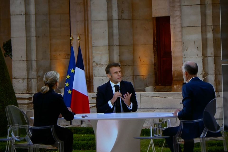 Tổng thống Ph&aacute;p Emmanuel Macron trả lời phỏng vấn tr&ecirc;n truyền h&igrave;nh tại Caen, Ph&aacute;p, ng&agrave;y 6/6/2024. Ảnh: TTXVN