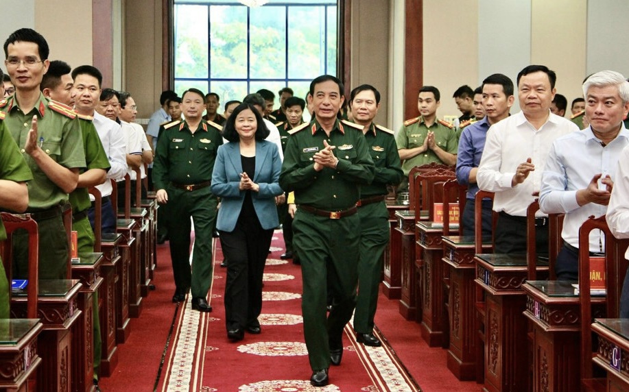 Đại tướng Phan Văn Giang, Bộ trưởng Bộ Quốc ph&ograve;ng v&agrave; B&iacute; thư Th&agrave;nh ủy H&agrave; Nội B&ugrave;i Thị Minh Ho&agrave;i tham dự hội nghị.