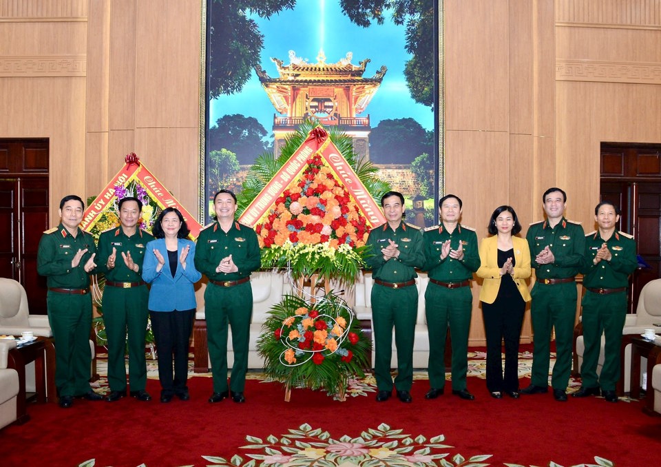 C&aacute;c đồng ch&iacute; l&atilde;nh đạo Bộ Quốc ph&ograve;ng v&agrave; Thường trực Th&agrave;nh ủy H&agrave; Nội tặng hoa ch&uacute;c mừng Bộ Tư lệnh Thủ đ&ocirc; nh&acirc;n kỷ niệm 79 năm Ng&agrave;y truyền thống lực lượng vũ trang Thủ đ&ocirc;.