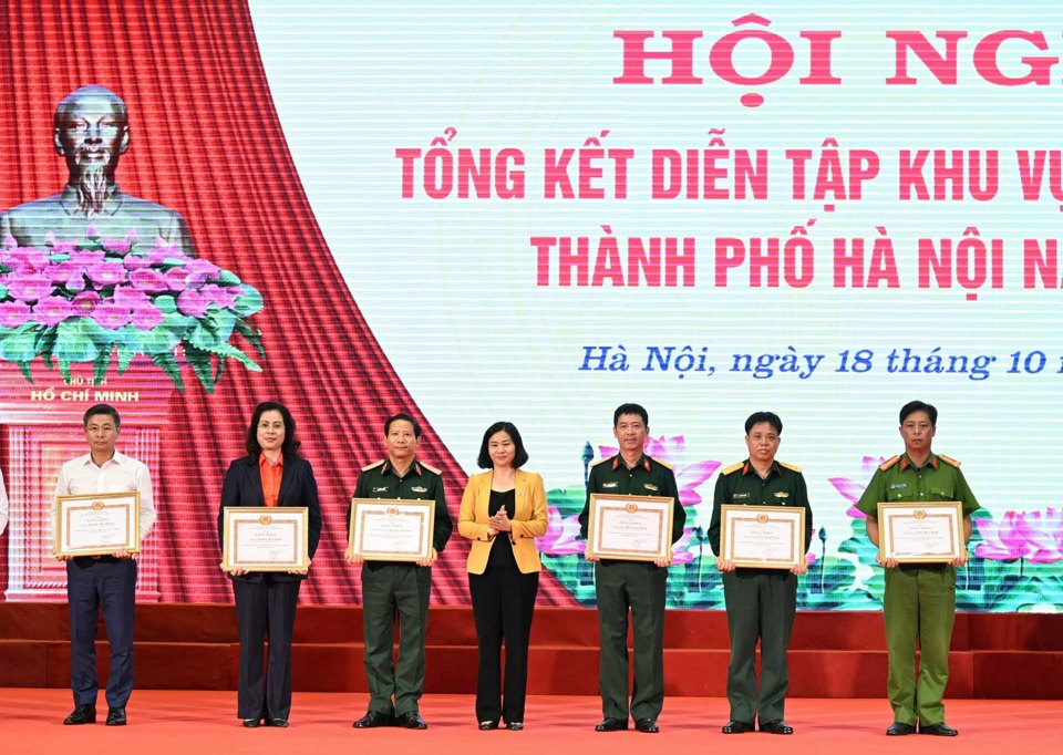 Ph&oacute; B&iacute; thư Thường trực Th&agrave;nh ủy H&agrave; Nội Nguyễn Thị Tuyến trao Bằng khen cho c&aacute;c tập thể, c&aacute; nh&acirc;n