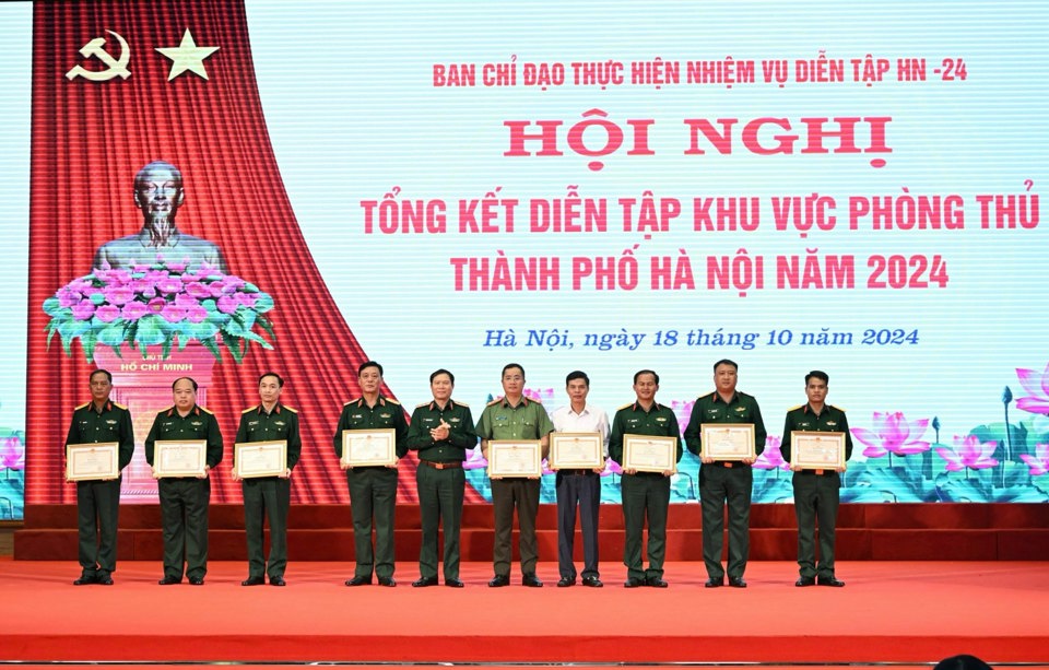 Thượng tướng Nguyễn T&acirc;n Cương, Tổng tham mưu trưởng Qu&acirc;n đội Nh&acirc;n d&acirc;n Việt Nam, Thứ trưởng Bộ Quốc ph&ograve;ng trao Bằng khen cho c&aacute;c tập thể, c&aacute; nh&acirc;n.