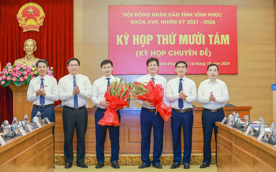 &Ocirc;ng H&agrave; Quang Tiến (đứng thứ 3&nbsp; từ b&ecirc;n phải sang tr&aacute;i) được bầu giữ chức Ph&oacute; Chủ tịch HĐND tỉnh Vĩnh Ph&uacute;c thay cho &ocirc;ng Nguyễn Trung Hải nhận nhiệm vụ mới. Ảnh: Hương Tr&agrave;