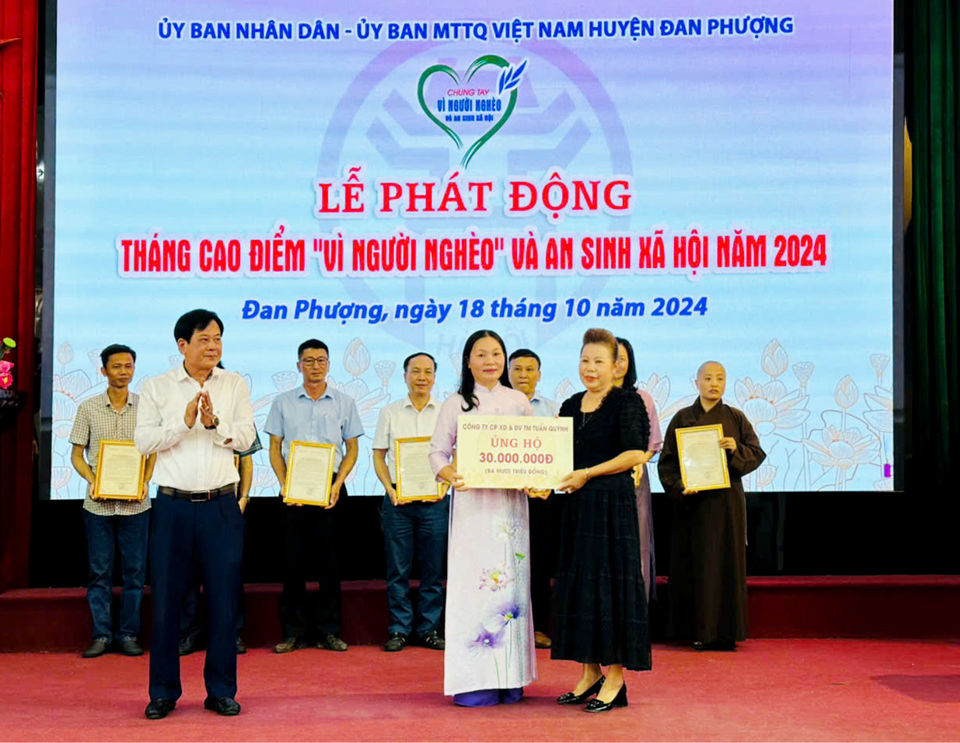 Ban vận động Quỹ "V&igrave; người ngh&egrave;o&rdquo; của huyện Đan Phượng tiếp nhận ủng hộ của doanh nghiệp.