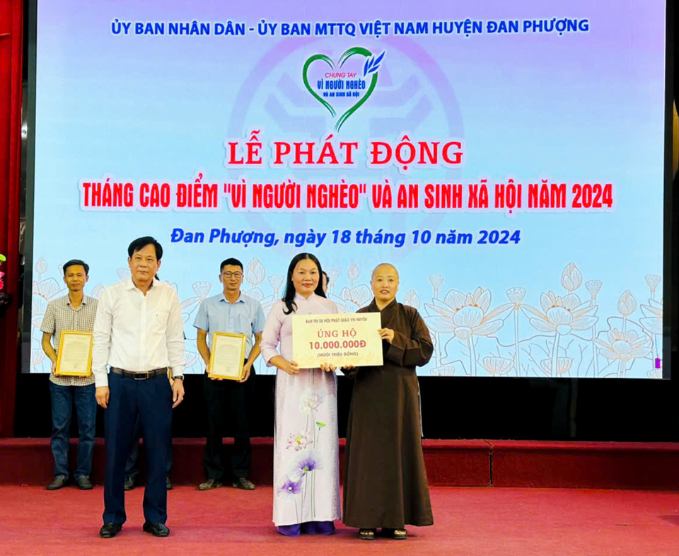 Ban vận động Quỹ "V&igrave; người ngh&egrave;o" huyện Đan Phượng tiếp nhận ủng hộ của Ban Trị sự Gi&aacute;o hội Phật gi&aacute;o huyện.