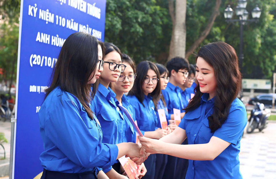 B&iacute; thư Th&agrave;nh đo&agrave;n H&agrave; Nội Chu Hồng Minh trao Sổ đo&agrave;n v&agrave; Huy hiệu đo&agrave;n cho học sinh lớp Đo&agrave;n vi&ecirc;n 110 năm Ng&agrave;y sinh Anh h&ugrave;ng L&yacute; Tự Trọng