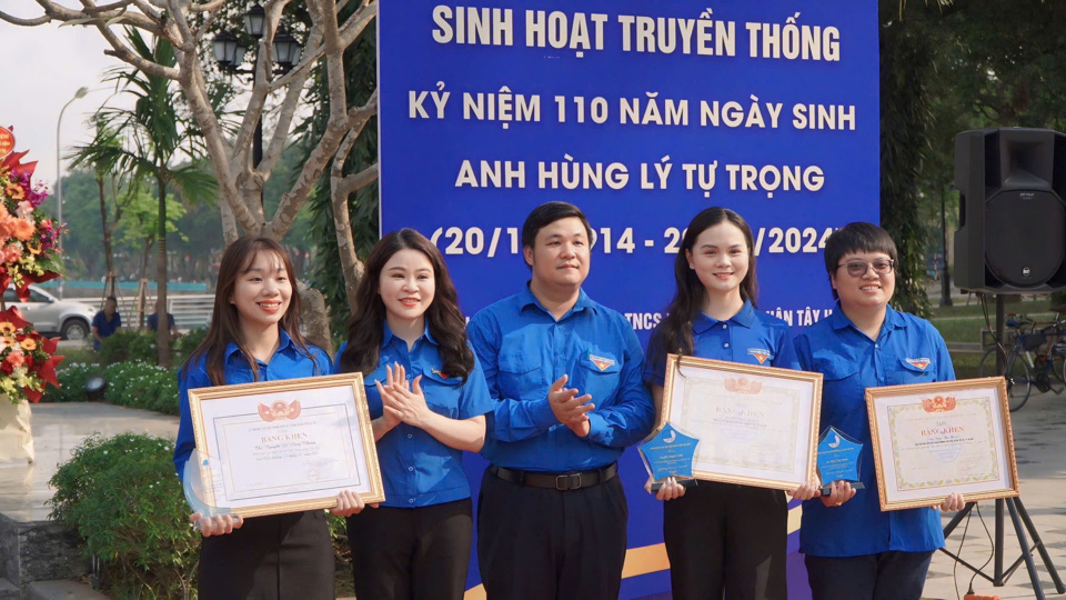 Trưởng ban Tuy&ecirc;n gi&aacute;o Trung ương Đo&agrave;n Nguyễn Th&aacute;i An v&agrave; B&iacute; thư Th&agrave;nh đo&agrave;n H&agrave; Nội Chu Hồng Minh trao Giải thưởng Thanh ni&ecirc;n sống đẹp cho c&aacute;c thanh ni&ecirc;n ti&ecirc;u biểu của quận T&acirc;y Hồ