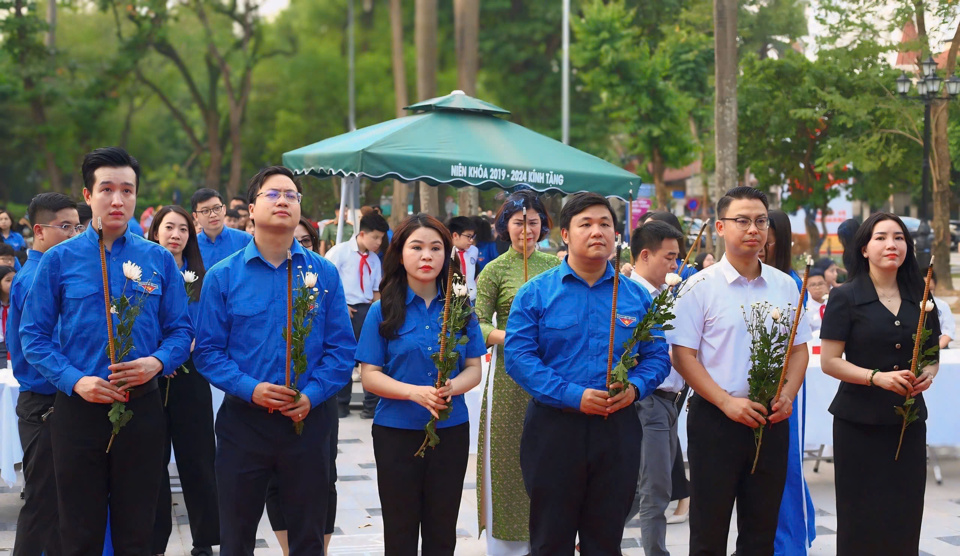 C&aacute;c đại biểu d&acirc;ng hương, d&acirc;ng hoa tại Tượng đ&agrave;i Anh h&ugrave;ng L&yacute; Tự Trọng