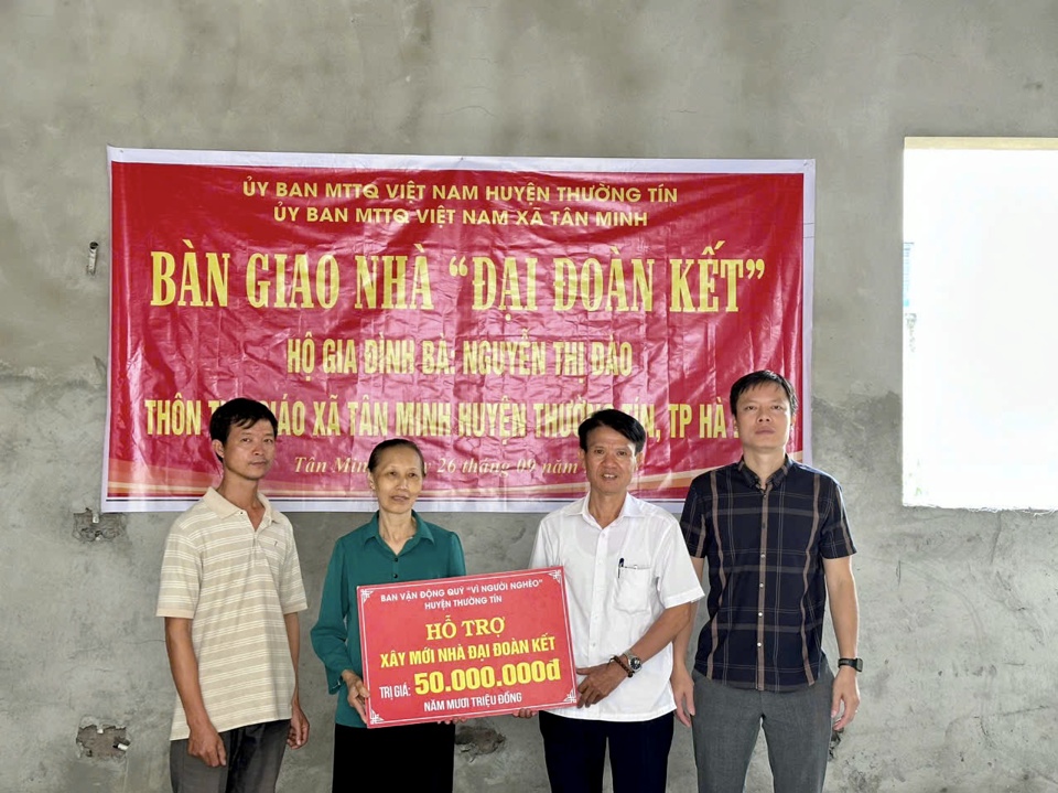 Đại diện Ủy ban MTTQ huyện Thường T&iacute;n trao hỗ trợ tiền cho hộ gia đ&igrave;nh tr&ecirc;n địa b&agrave;n x&acirc;y sửa nh&agrave; đại đo&agrave;n kết