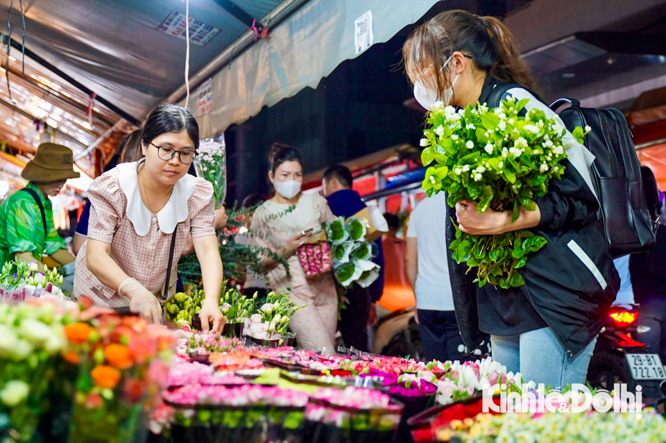 Khung cảnh tấp nập tại chợ hoa đêm lớn nhất Thủ đô trước ngày 20/10 - Ảnh 3