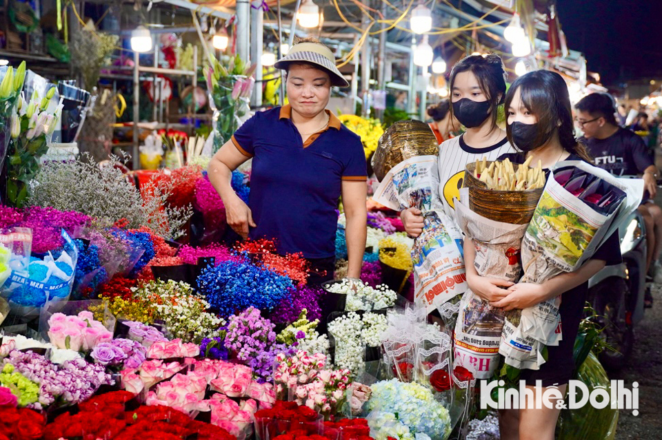 Chị Duy&ecirc;n, chủ sạp hoa tại chợ Quảng An chia sẻ: &ldquo;Năm nay, số lượng hoa rất phong ph&uacute; v&agrave; đa dạng nhiều chủng loại. Lượng kh&aacute;ch năm nay cũng tăng hơn so với năm ngo&aacute;i, kh&aacute;ch h&agrave;ng đa số l&agrave; c&aacute;c bạn trẻ tới đ&acirc;y lựa chọn mua hoa. Hiện tại gần dịp lễ 20/10 nhưng t&ocirc;i vẫn b&aacute;n với gi&aacute; h&agrave;ng ng&agrave;y v&agrave; c&oacute; ch&uacute;t tăng nhưng kh&ocirc;ng đ&aacute;ng để b&ugrave; v&agrave;o phần chi ph&iacute; vận chuyển".