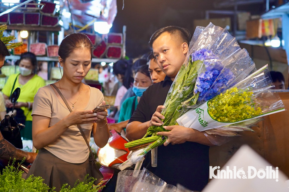 Nhiều c&aacute;nh m&agrave;y r&acirc;u h&aacute;o hức đi mua hoa chuẩn bị tặng người th&acirc;n, người y&ecirc;u, bạn b&egrave; v&agrave; đồng nghiệp ng&agrave;y Phụ nữ Việt Nam 20/10.