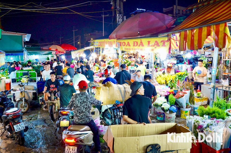 Chợ hoa Quảng An (phường Quảng An, quận T&acirc;y Hồ, TP H&agrave; Nội) được gọi l&agrave; chợ hoa lớn nhất miền Bắc. Chợ hoa kh&ocirc;ng chỉ b&aacute;n bu&ocirc;n m&agrave; c&aacute;c sạp tại chợ c&ograve;n g&oacute;i v&agrave; kết th&agrave;nh b&oacute; hoa để b&aacute;n cho những kh&aacute;ch h&agrave;ng mua lẻ.