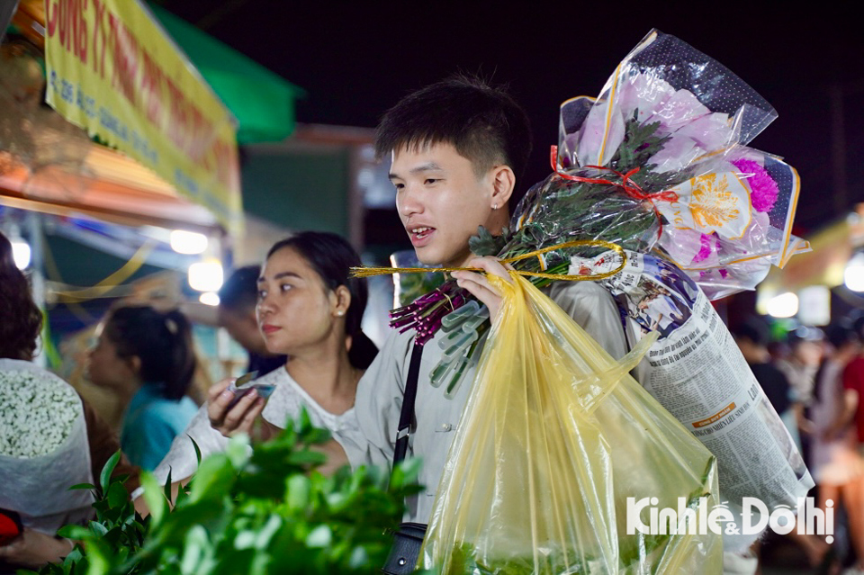 Khung cảnh tấp nập tại chợ hoa đêm lớn nhất Thủ đô trước ngày 20/10 - Ảnh 5