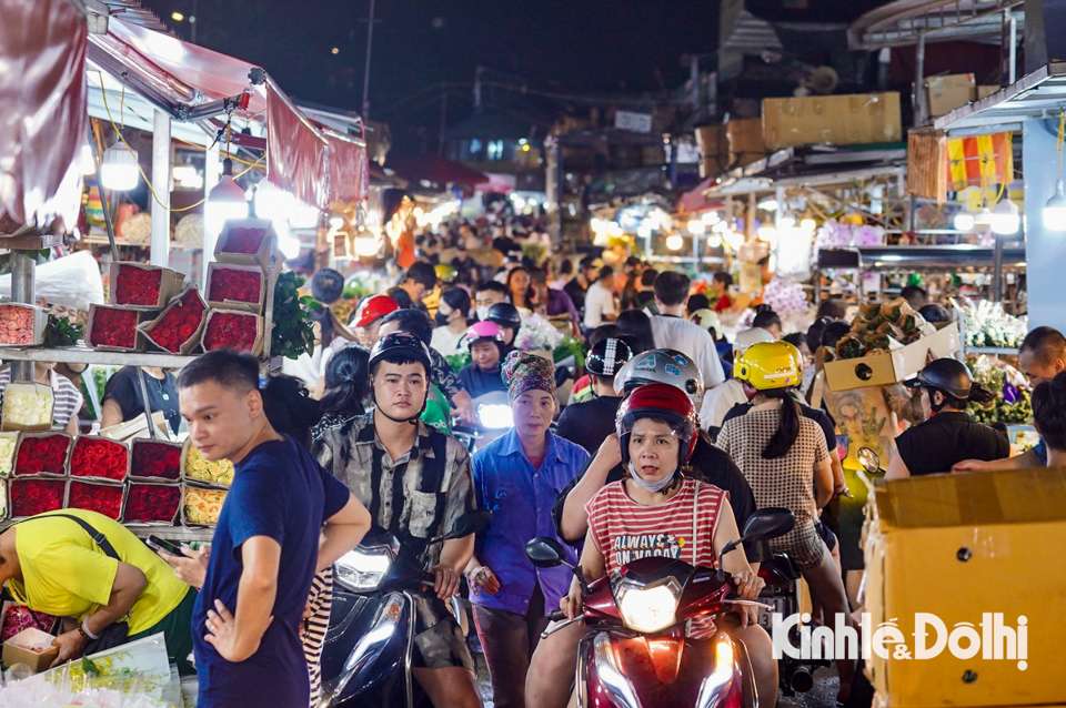 Cận ng&agrave;y Phụ nữ Việt Nam 20/10, khung cảnh mua b&aacute;n hoa trở n&ecirc;n tấp nập.&nbsp;