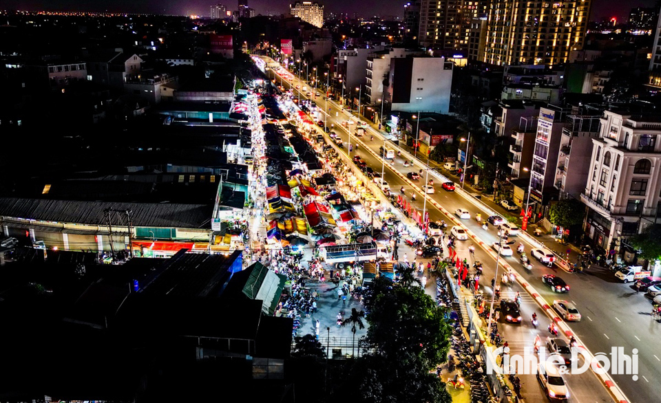 &nbsp;C&ugrave;ng những phi&ecirc;n chợ tấp nập với mu&ocirc;n sắc hoa tươi, chợ hoa Quảng An đ&atilde; trở th&agrave;nh một điểm đến th&uacute; vị thu h&uacute;t du kh&aacute;ch trong v&agrave; ngo&agrave;i nước đến vui chơi v&agrave; trải nghiệm.