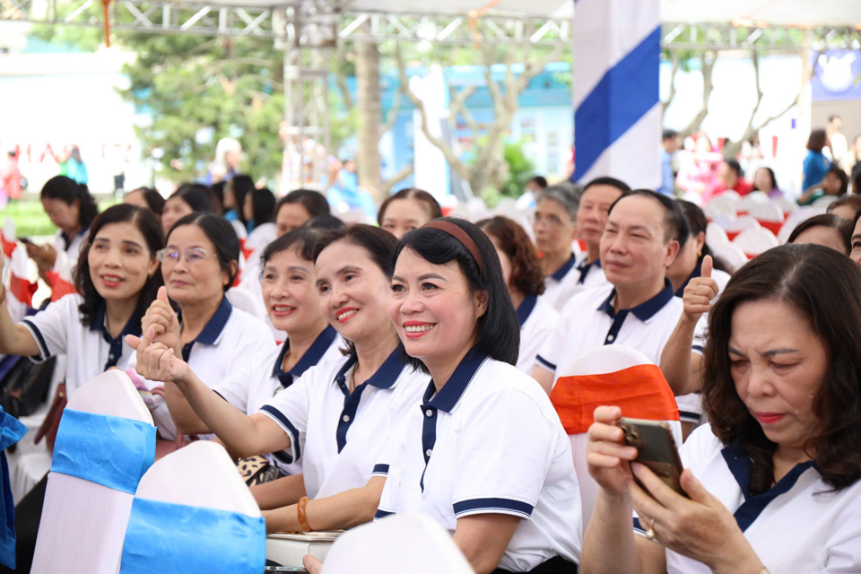 Các thế hệ sinh viên Trường Đại học Thủ đô trong ngày hội ngộ.