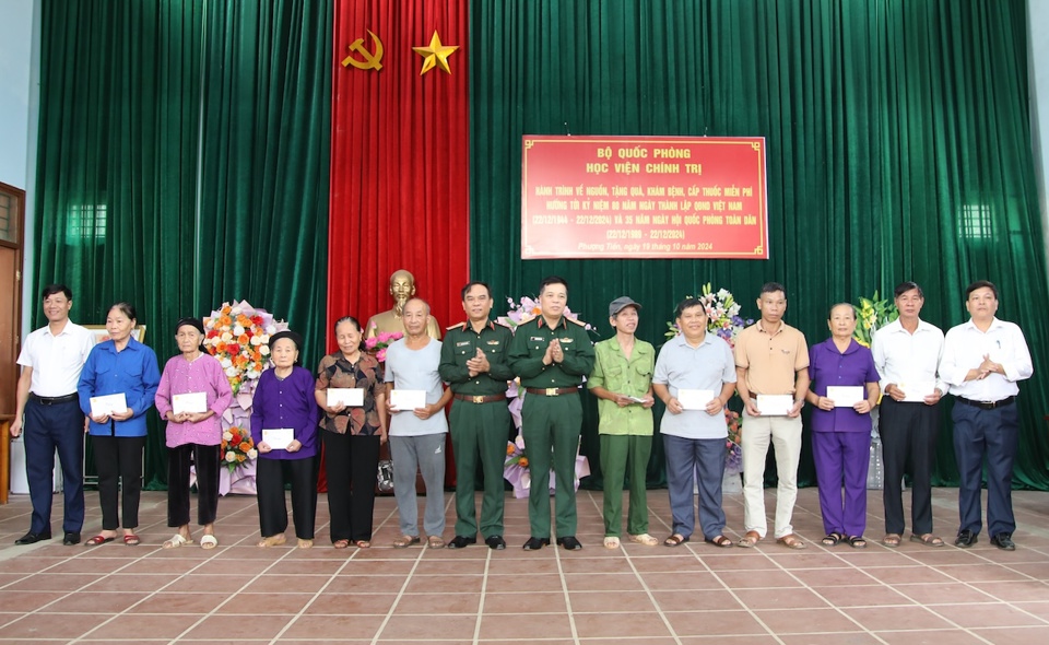 L&atilde;nh đạo Học viện trao qu&agrave; cho c&aacute;c gia đ&igrave;nh ch&iacute;nh s&aacute;ch, c&aacute;c ch&aacute;u c&oacute; ho&agrave;n cảnh gia đ&igrave;nh kh&oacute; khăn.