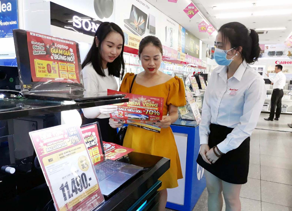 Si&ecirc;u thị điện m&aacute;y Co.op Mart giảm gi&aacute; sản phẩm trong Ng&agrave;y Phụ nữ Việt Nam thu h&uacute;t người ti&ecirc;u d&ugrave;ng. Ảnh: Ho&agrave;i Nam