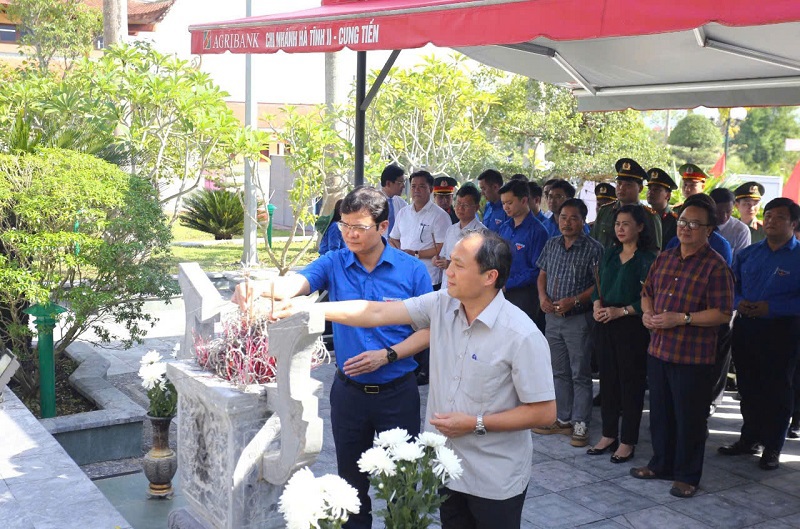 L&atilde;nh đạo Trung ương Đo&agrave;n, l&atilde;nh đạo tỉnh H&agrave; Tĩnh v&agrave; c&aacute;c đại biểu d&acirc;ng hương tưởng niệm đồng ch&iacute; L&yacute; Tự Trọng