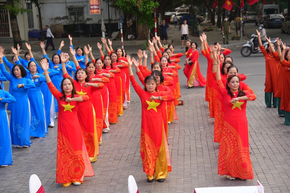 M&agrave;n đồng diễn của hội vi&ecirc;n, chị em phụ nữ quận Thanh Xu&acirc;n tại điểm cầu C&ocirc;ng vi&ecirc;n Thanh Xu&acirc;n