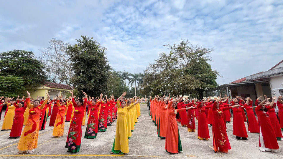 M&agrave;n đồng diễn của chị em, hội vi&ecirc;n phụ nữ x&atilde; Quang Minh, huyện Ba V&igrave;