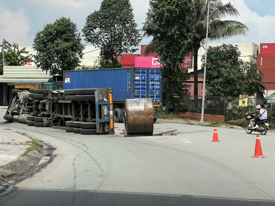 Hiện trường vụ xe đầu k&eacute;o chở t&ocirc;n lật nh&agrave;o dưới gầm cầu Đồng Nai