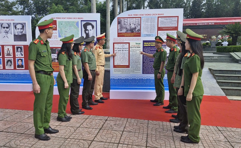 Triển l&atilde;m ảnh, tư liệu, hiện vật về qu&ecirc; hương, gia đ&igrave;nh v&agrave; sự nghiệp c&aacute;ch mạng vẻ vang của đồng ch&iacute; L&yacute; Tự Trọng