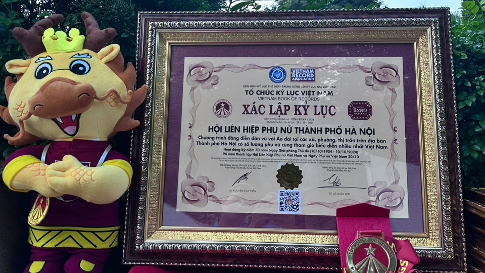 L&atilde;nh đạo Trung ương Hội Kỷ lục gia Việt Nam - Tổ chức Kỷ lục Việt Nam (VietKings) trao x&aacute;c nhận kỷ lục đồng diễn d&acirc;n vũ với &Aacute;o d&agrave;i c&oacute; số người tham gia đ&ocirc;ng nhất cho Hội LHPN TP H&agrave; Nội