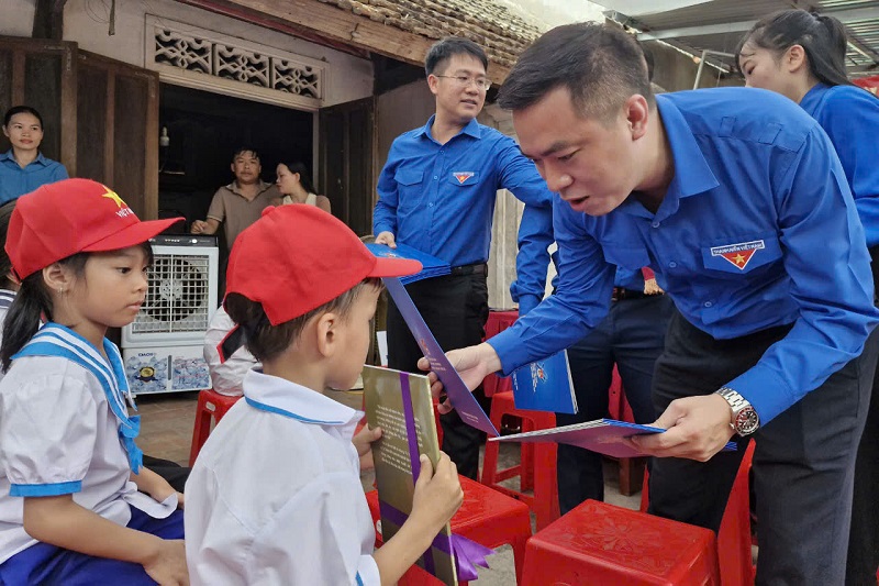 Trung ương Đo&agrave;n TNCS Hồ Ch&iacute; Minh v&agrave; c&aacute;c b&ecirc;n li&ecirc;n quan đ&atilde; trao tặng hơn 350 suất học bổng, mỗi suất trị gi&aacute; 1 triệu đồng cho thanh thiếu nhi gặp ho&agrave;n cảnh kh&oacute; khăn