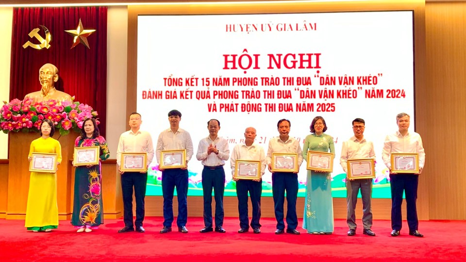 Ph&oacute; trưởng ban D&acirc;n vận Th&agrave;nh ủy H&agrave; Nội Đinh Văn Kho&aacute; trao khen thưởng cho c&aacute;c tập thể.