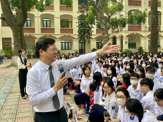 Sau Phi&ecirc;n t&ograve;a giả định học sinh v&ocirc; c&ugrave;ng h&agrave;o hứng tham gia giao lưu kiến thức ph&aacute;p luật với b&aacute;o c&aacute;o vi&ecirc;n v&agrave; c&aacute;c luật sư của Đo&agrave;n Luật sư TP H&agrave; Nội. Ảnh Bạch Dương &nbsp;