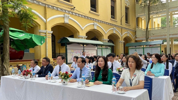 L&atilde;nh đạo Sở Tư ph&aacute;p TP H&agrave; Nội, Đo&agrave;n Luật sư TP H&agrave; Nội c&ugrave;ng Ban Gi&aacute;m hiệu Trường THPT Phan Đ&igrave;nh Ph&ugrave;ng tham dự chương tr&igrave;nh. Ảnh: Ho&agrave;ng Đạt &nbsp;