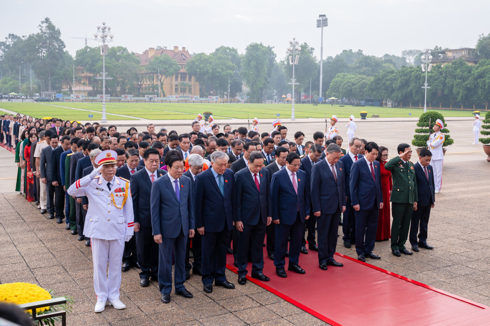 C&aacute;c đồng ch&iacute; l&atilde;nh đạo Đảng, Nh&agrave; nước, c&aacute;c đại biểu Quốc hội k&iacute;nh cẩn nghi&ecirc;ng m&igrave;nh, tỏ l&ograve;ng biết ơn v&ocirc; hạn, l&ograve;ng th&agrave;nh k&iacute;nh tưởng nhớ c&ocirc;ng lao to lớn của Chủ tịch Hồ Ch&iacute; Minh. Ảnh: Quochoi.vn