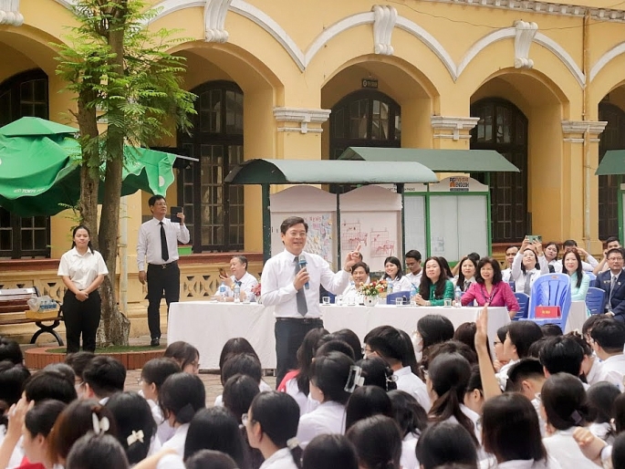 Luật sư Nguyễn Văn H&agrave; &ndash; Ph&oacute; Chủ nhiệm Đo&agrave;n Luật sư TP H&agrave; Nội giao lưu với học sinh. Ảnh: Bạch Dương &nbsp;