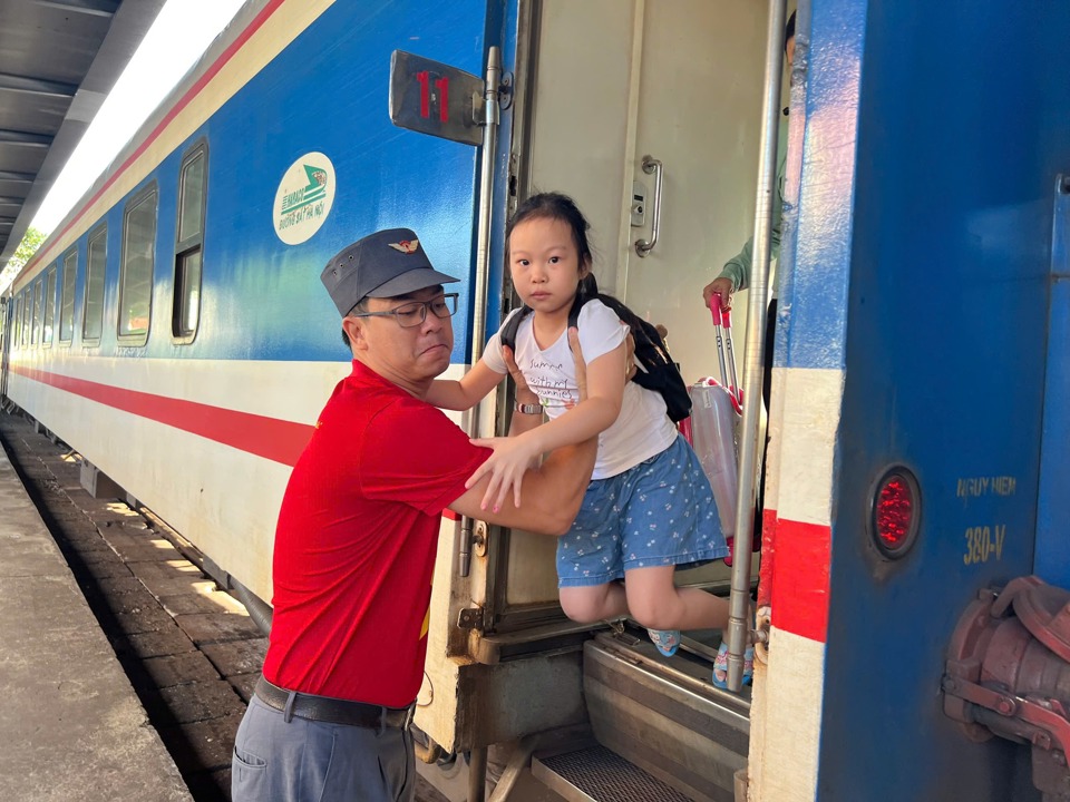 Mùa hè vừa qua, Trạm Tiếp vi&ecirc;n đường sắt H&agrave; Nội hoàn thành 270 phi&ecirc;n vụ (trong đó 90 phi&ecirc;n vụ tàu l&acirc;̣p th&ecirc;m). Ảnh TA