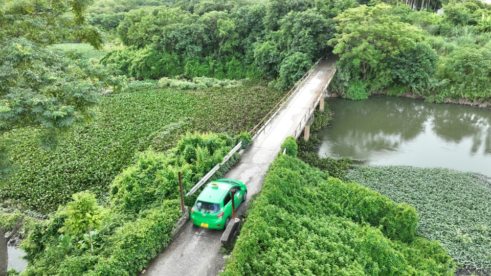 Cầu Tân Phú bắc qua sông Đáy trên địa bàn huyện Quốc Oai. Ảnh: Phạm Hùng