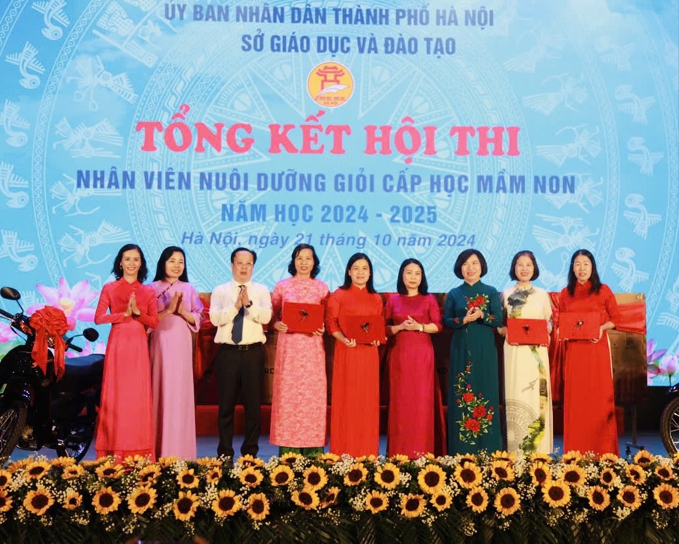 Lãnh đạo Sở GD&ĐT Hà Nội và lãnh đạo quận Tây Hồ trao quà cho các nhà trường