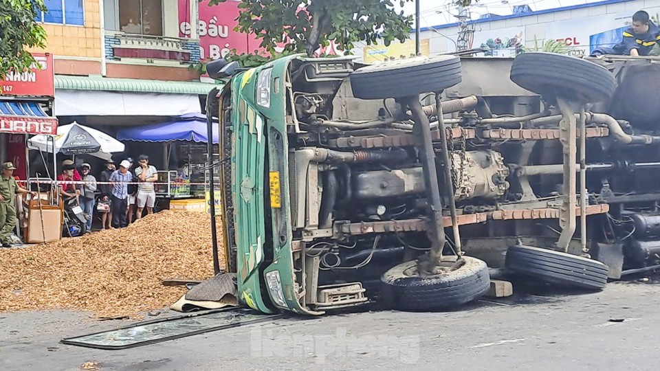 Chiếc xe tải lật xuống đường l&agrave;m tử vong 3 người ở Quy Nhơn