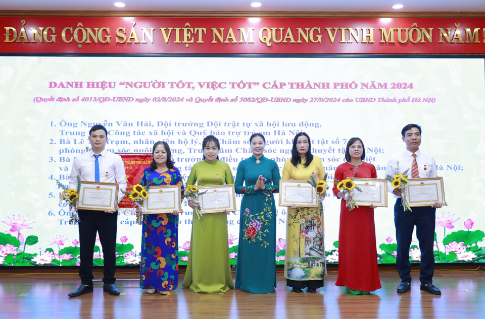 Gi&aacute;m đốc Sở LĐTB&amp;XH H&agrave; Nội Bạch Li&ecirc;n Hương trao danh hiệu "Người tốt, việc tốt" cấp TP năm 2024 cho c&aacute;c c&aacute; nh&acirc;n.