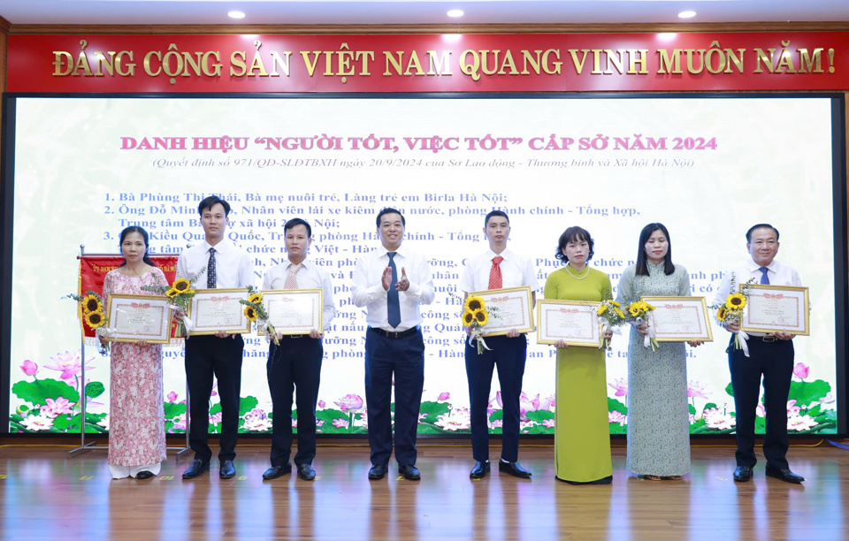 Ph&oacute; Gi&aacute;m đốc Sở LĐTB&amp;XH H&agrave; Nội Đinh Hồng Phong trao danh hiệu "Người tốt, việc tốt" cấp sở năm 2024 cho c&aacute;c c&aacute; nh&acirc;n.&nbsp;