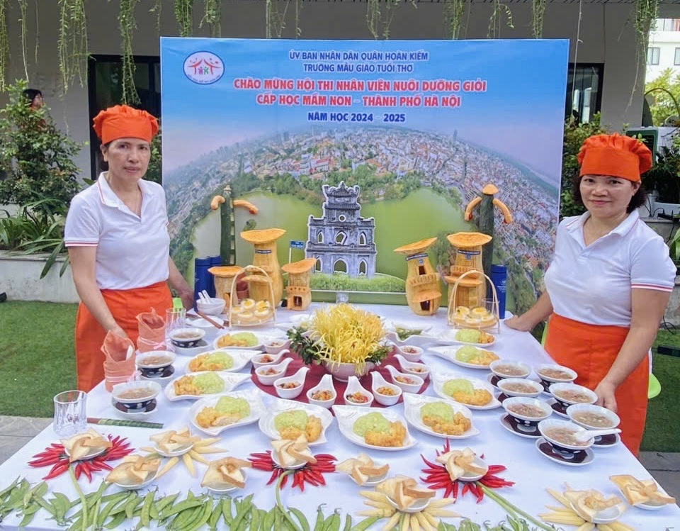 Chị Nghiêm Thị Hương Giang (trái), Trường Mẫu giáo Tuổi Thơ (Hoàn Kiếm) cùng đồng nghiệp tại Hội thi.